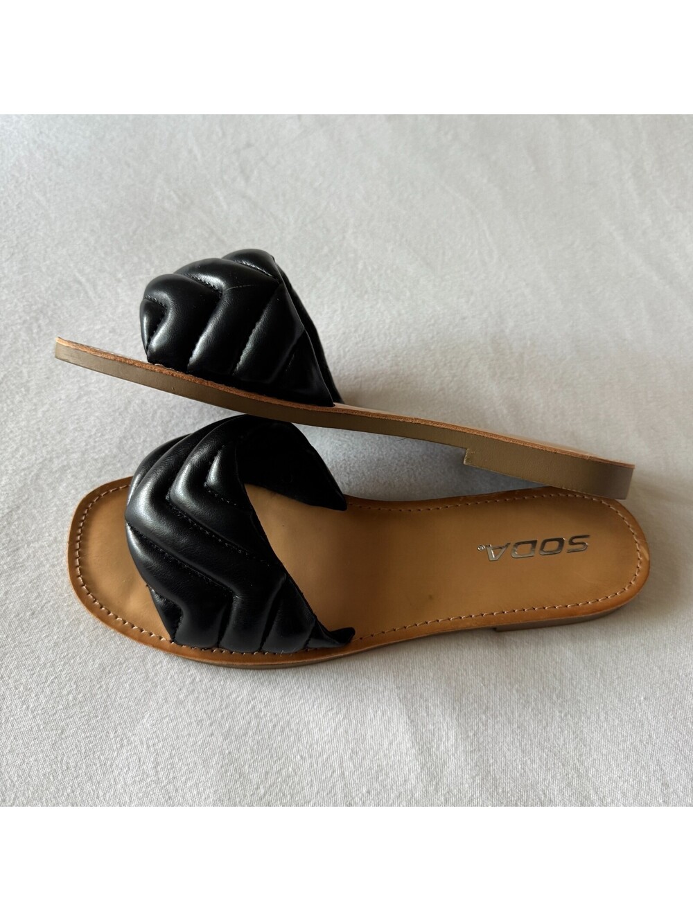 Soda Black Quilted Flat Sandals Size 7 Casual Slip On Comfy Slides Minimalist
